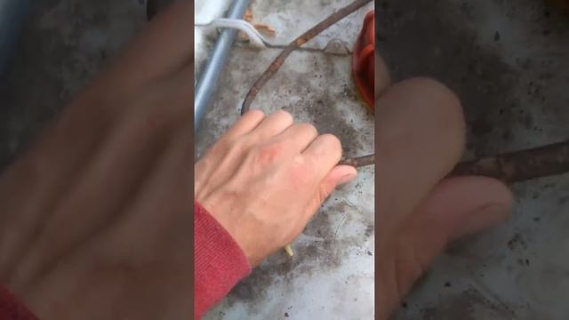 Открыть крышку кубика. Открутить крышку 1000 литровую емкость.
