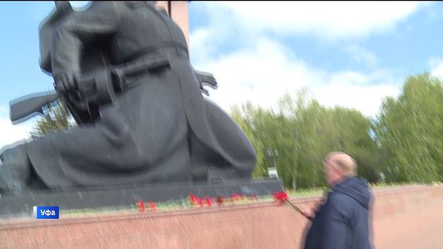 Представители КПРФ возложили цветы к Вечному огню в уфимском Парке Победы