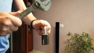 Как открыть навесной замок.