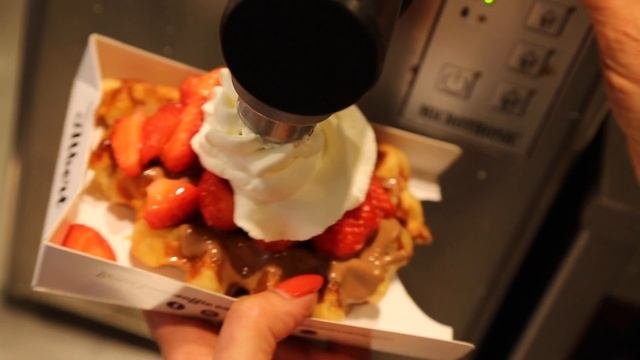 Belgium Flanders Bruges Street food Waffles / Belgique Flandre Bruges Street food Gaufre