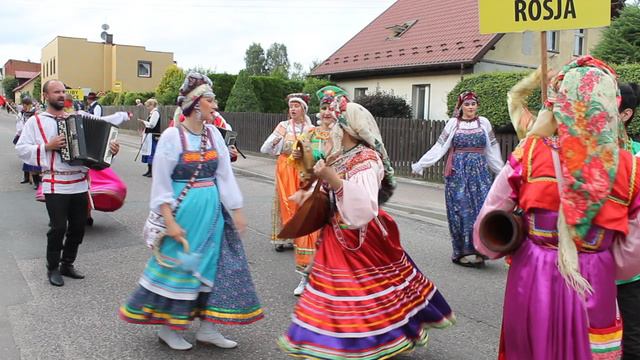 Фольклорный ансамбль "Молвинец" финальное шествие по городу Брусы.