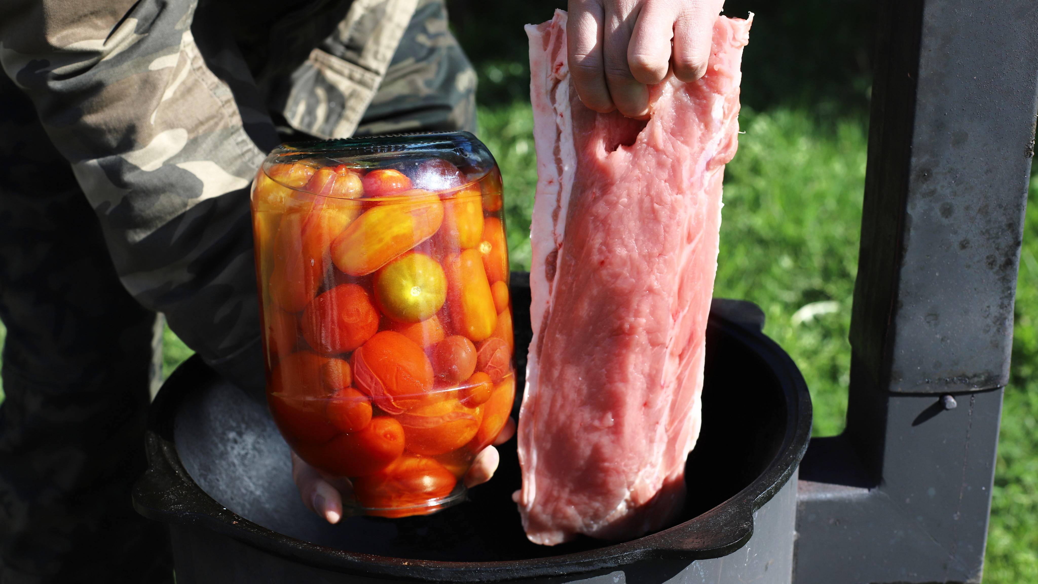 Старинный грузинский рецепт. Мясо с маринованными томатами в казане.