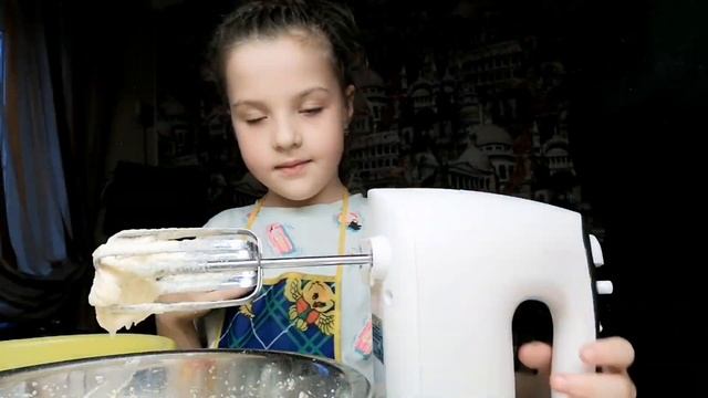 Бескровная Кристина 6 лет. Готовит вкусные кексы сдобрымутроммалыши сдобрымутром видеоселфи