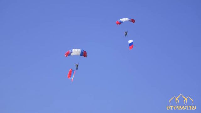 парашютисты в небе над полигоном в Алабино, Танковый биатлон