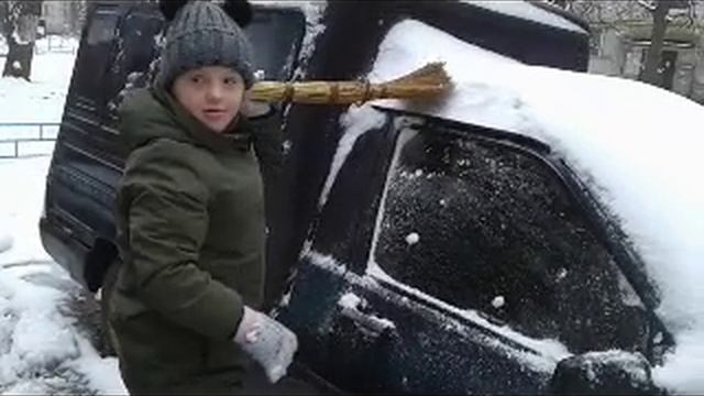 Надежда чистит машину от снега 04.01.2024