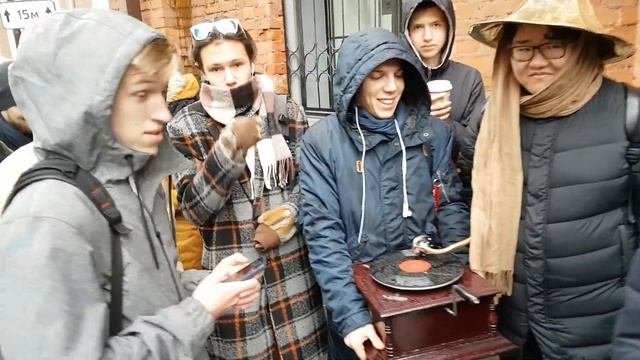 Вся очеречедь за колонкой Яндекса от начала до конца. Тысячи людей!