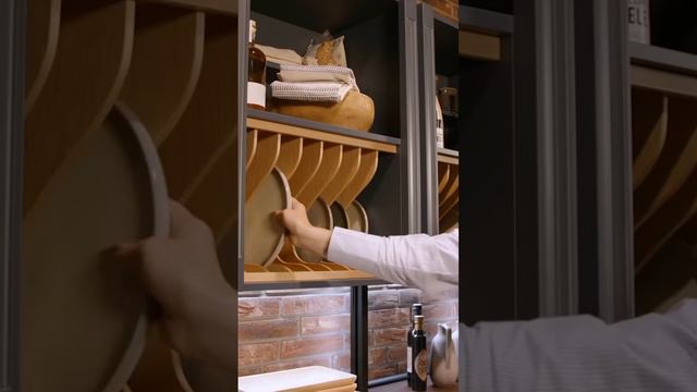 Красивые деревянные полки для тарелок добавят "изюминку" вашей кухне