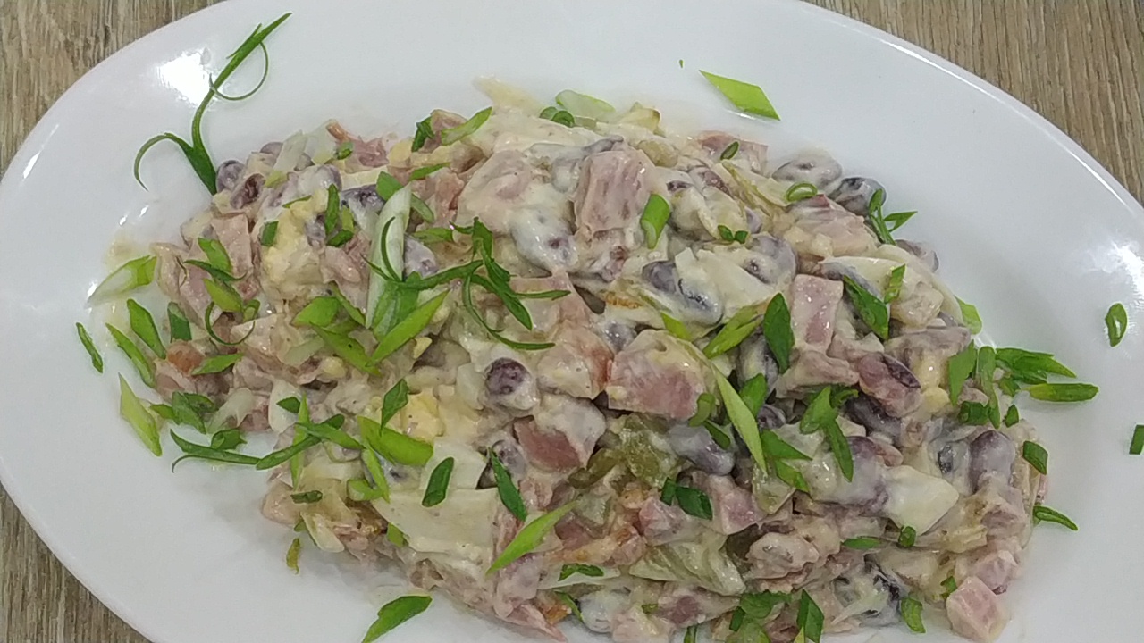 Этот салат занимает первое место на моей кухне, по скорости приготовления. Вкусно и полезно.