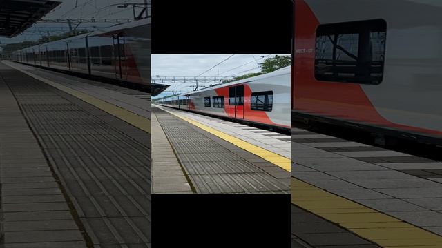 Электропоезд ЭС1-036 «Ласточка» подъезжает к станции «Мацеста»