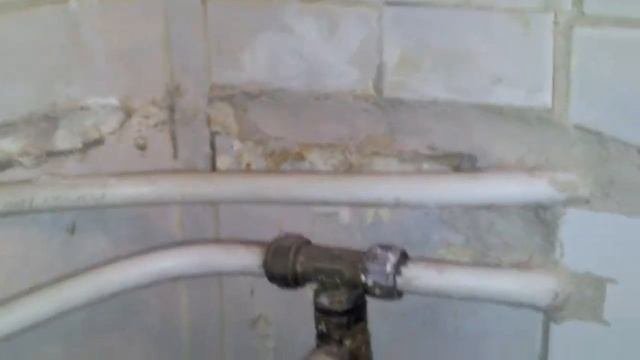 ВАННАЯ КОМНАТА  НА СЪЁМНОЙ КВАРТИРЕ...  ЭТО ЖЕСТЬ !!!!  ПОГНУТЫЕ ТРУБЫ   ДЫРКА В СТЕНЕ