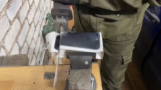 Распаковка iphone of сабельной пилой Milwaukee m18 fuel FHZ-0X она же 2719-20