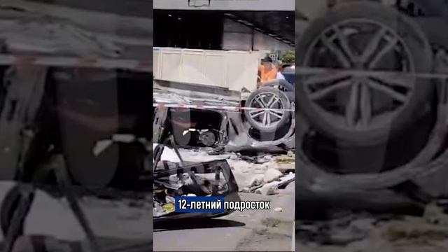BMW с людьми внутри выпала с третьего этажа ТЦ Галерея в Краснодаре