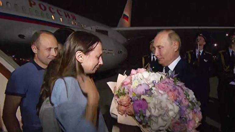 Вернувшаяся в Россию Анна Дульцева расплакалась, увидев у трапа самолета Владимира Путина