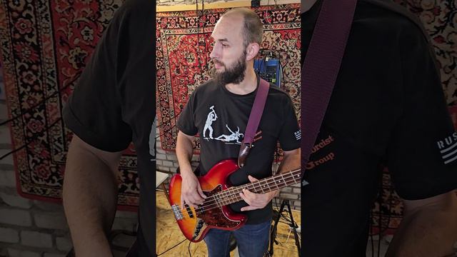 Быть басистом - тяжкий труд!