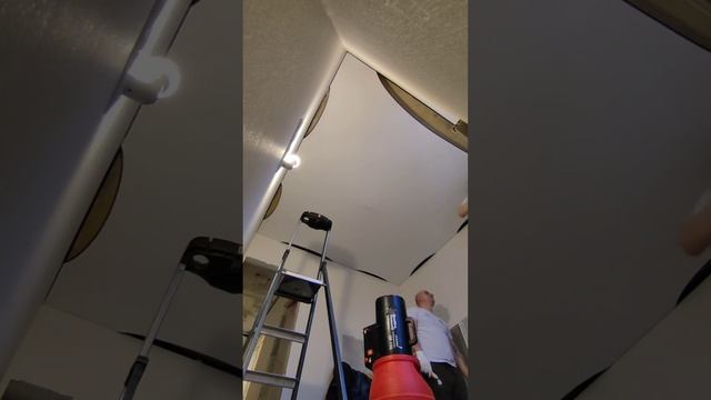 Натяжка полотна на теневой профиль в небольшой кухне
