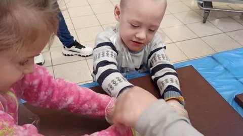 Георгий в 4 года готовит Онигири