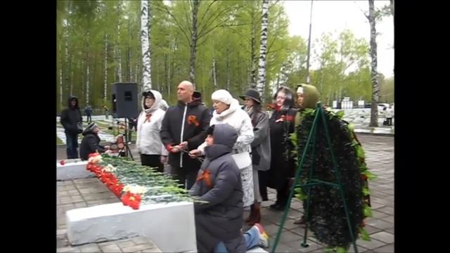 9 Мая 2024 г. в местечке Соснево в Иванове возложили венки и цветы к Воинскому захоронению “Солдат"