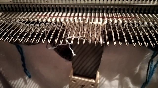 Пинетки узором соты.На вязальной машине 5 класса.