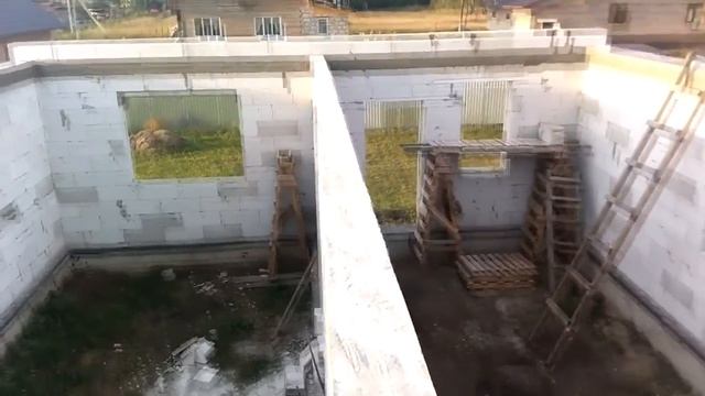 33. Снял опалубку с армопояса и уложил последние блоки