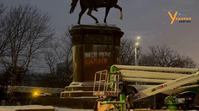 В Киеве демонтируют памятник Герою Гражданской войны -Николаю Щорсу