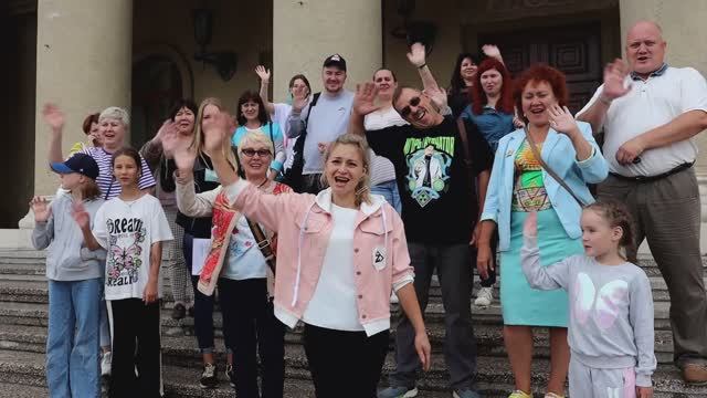 Помаши Питеру ручкой!