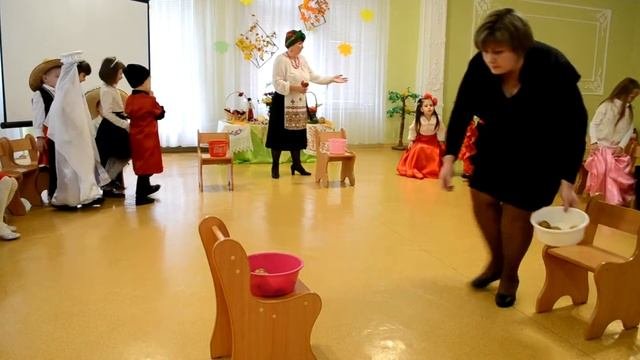 Веселая игра Перенеси картошку Праздник осени в детском саду