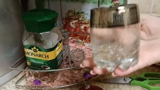 Повелись на уговоры продавца в "Светофоре и купили томатный сок. Открываем дома и пробуем.
