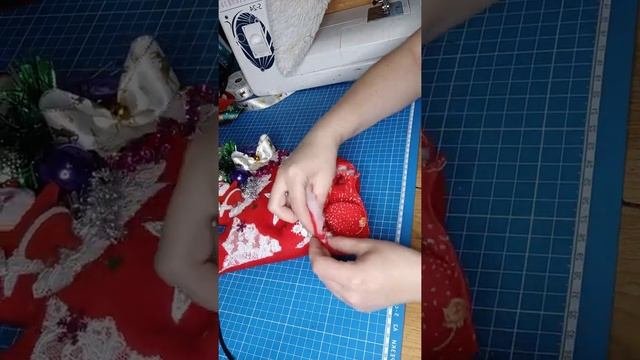 Новогодние варежки как декорупаковка для подарка под елку или на камин