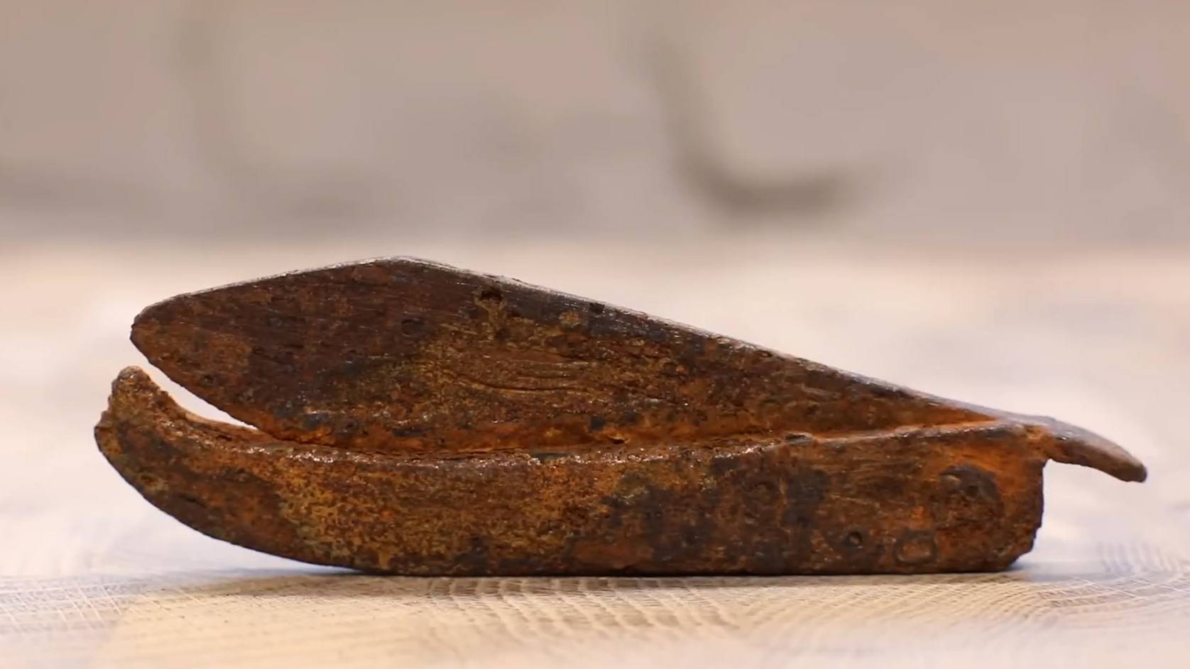 Реставрация средневекового ржавого карманного ножа