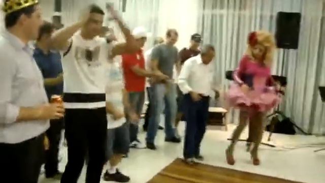 homens dançam com drag queen Tchaka padrinhos dos noivos Alto da Lapa.MPG