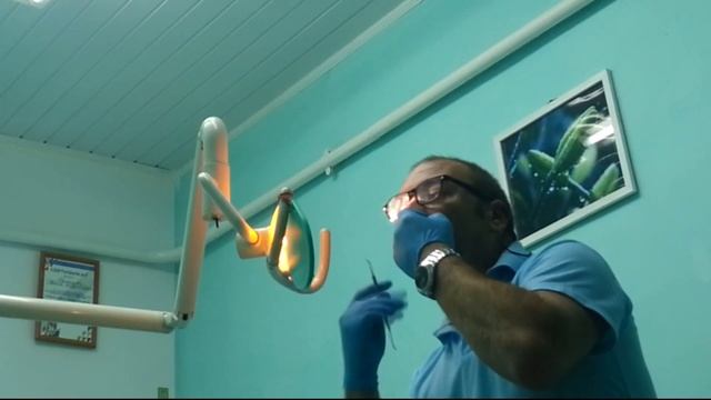 Стоматолог лечит сам себе зубы. ))