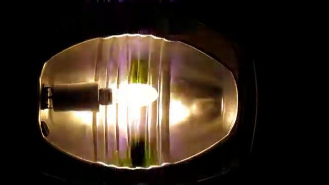 Halogenidová výbojka Osram HQI-E 150W  WDL a svítidlo Elektrosvit 444 23 15 Velbloud