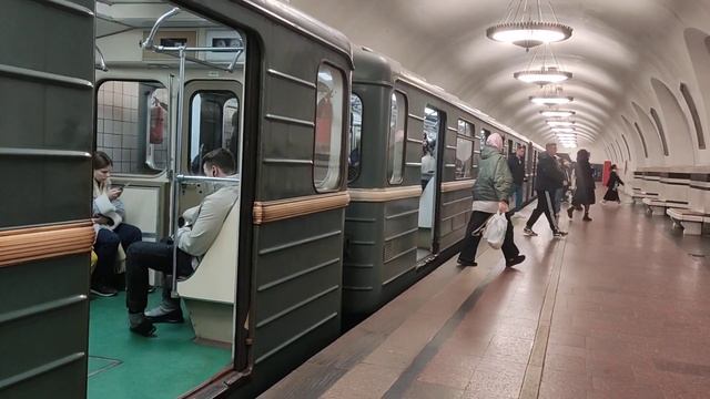Электропоезд 81-714.5 "Номерной" с маршрутом Новоясеневская - Медведково