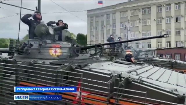 На площади Свободы во Владикавказе прошел военный парад