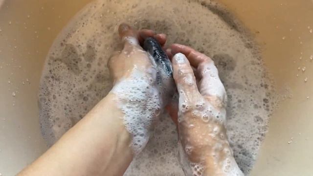 АСМР Смыливаю черное мыло до  обмылка. ASMR I wash off the black soap to the soap.