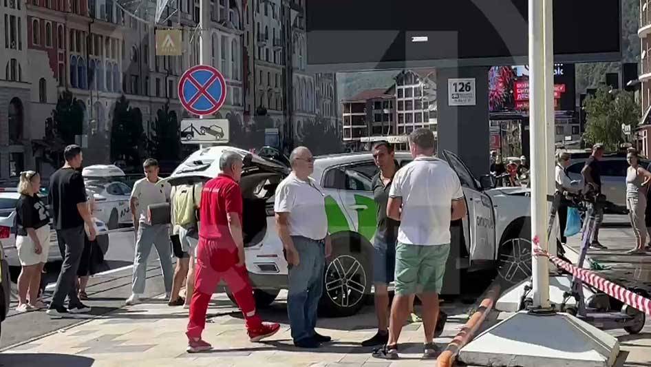 В Сочи туристка за рулем автомобиля сбила двух девушек на тротуаре