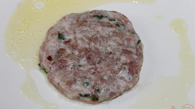 Бургер из свиной котлетой с базиликом, овощами и сыром