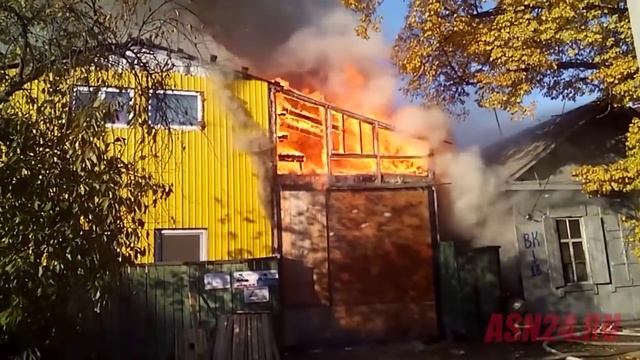 Благовещенские пожарные тушат несколько строений
