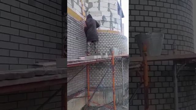 Продолжаем выполнять облицовку фасада с утеплителем для коттеджа в Новой Москве-2.mp4