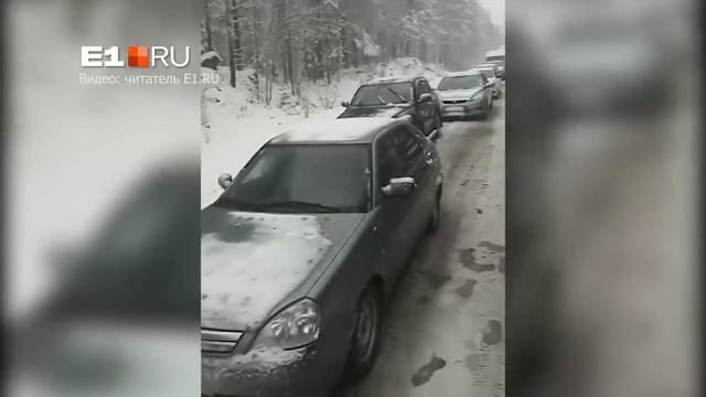 Из-за снегопада Серовский тракт встал в пробке