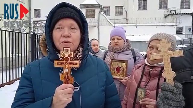 Люди вышли на улицу в Москвес молитвенной поддержкой отцу Сергию.