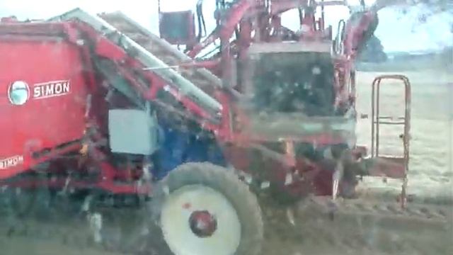 Arracheuse a carottes Simon vue de Jhon Deere 7920