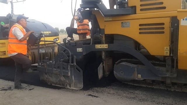 TOSHKENT VILOYATI BEKOBOD TUMANI XOS QISHLOGIDA YANGILIK ASOSI YOLGA ASFALT YOTKIZILMOQDA