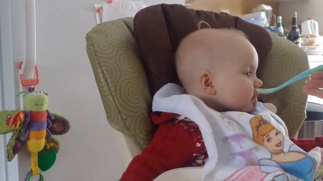 Хочу не хочу. Майя ест суп. Maya is eating soup.