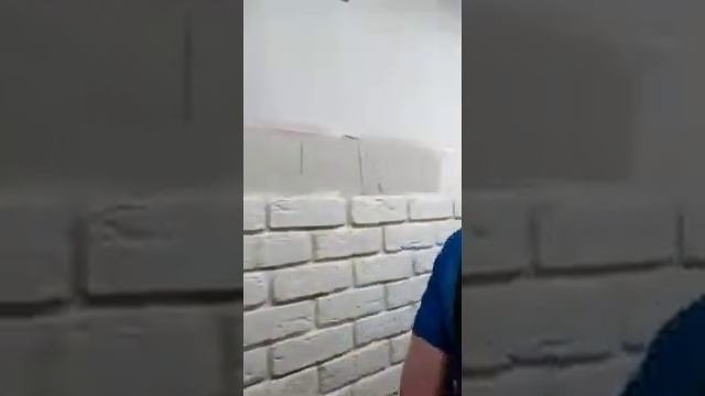 Укладка декоративных кирпичиков на стену