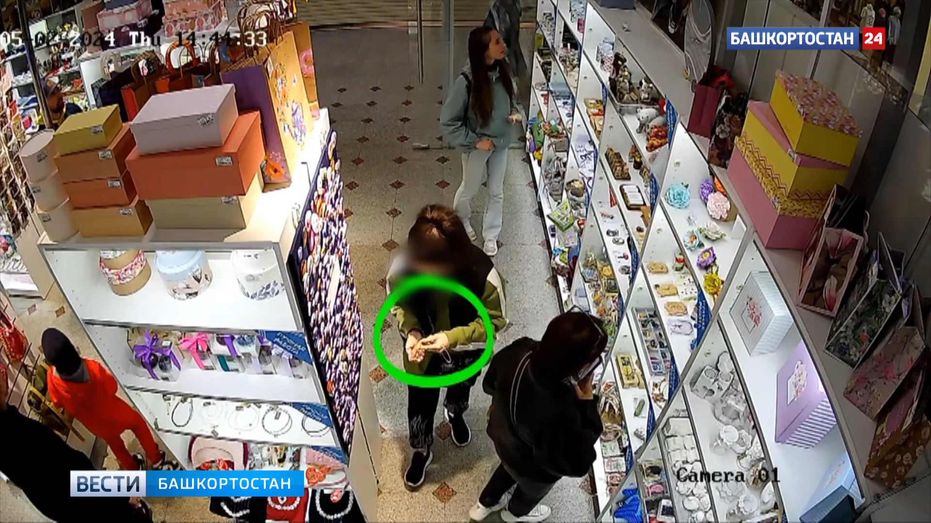 В соцсетях показали видео про "очень симпатичную покупательницу", вынесшую из магазина в Уфе три бра