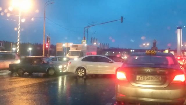 Пробка г. Мытищи, ул. Борисовка из-за "объездунов" через парковку ТРЦ "Июнь"