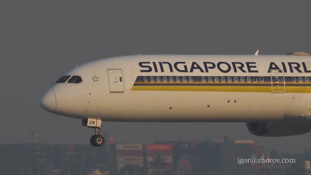 Дримлайнер авиакомпании Сингапурские авиалинии приземляется в аэропорту Бангкока.