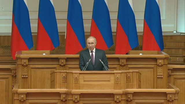 В. Путин заявил Россия не собирается уходить на самоизоляцию.mp4