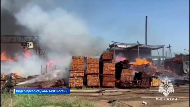 В Братске ликвидируют последствия крупного пожара на складе пиломатериалов